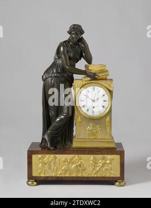 Manteluhr, anonym, 1811 Pendel aus vergoldeter und patinierter Bronze und Mahagoni. Die weibliche Figur, die sich auf einen Stapel Bücher stützt und eine Papierrolle in der Hand trägt, symbolisiert Studium oder Wissenschaft, Venus ist unter dem Zifferblatt zu sehen, das Amor lesen lernt, und Friesisch mit Kinderfiguren zeigt Kunst und Wissenschaft. Uhr auf der Rückseite Slatin signiert: Filliamy/london/No 492; auf Frontplatin eingeprägt: 492. Die nun fehlende Girlande wurde ebenfalls mit 492 nummeriert. Auf der Rückseite von zwei Büchern stehen die Inschriften Phys/Tom.3 und Astro/Tomi. Auf der Rückseite von zwei der Bronzeteller, aus denen der Schrank besteht Stockfoto