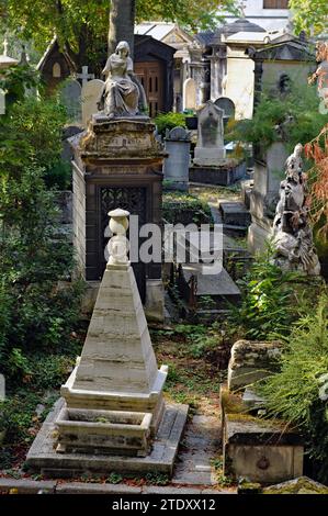 Gräber und Denkmäler auf dem historischen Pariser Friedhof Père Lachaise, ein beliebtes Reiseziel für Touristen. Stockfoto