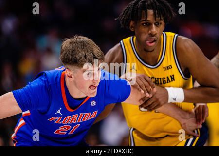 19. Dezember 2023: Florida Gators Forward Alex Condon (21) setzt Michigan Wolverines Forward Tarris Reed Jr. (32) während der zweiten Hälfte des Jumpman Invitational 2023 im Spectrum Center in Charlotte, NC, ein. (Scott Kinser/CSM) Stockfoto