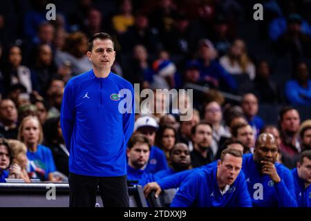 Charlotte, NC, USA. Dezember 2023. Florida Gators Head Coach Todd Golden während der zweiten Halbzeit gegen die Michigan Wolverines im Jumpman Invitational 2023 im Spectrum Center in Charlotte, NC. (Scott Kinser/CSM). Quelle: csm/Alamy Live News Stockfoto