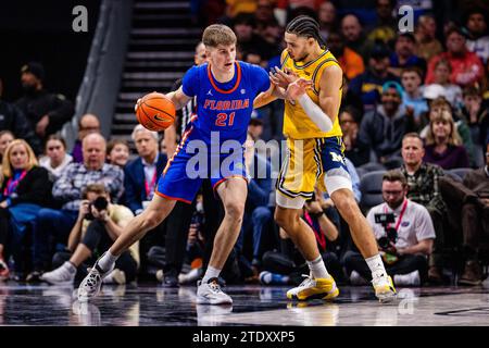 Charlotte, NC, USA. Dezember 2023. Florida Gators Forward Alex Condon (21) fährt auf Michigan Wolverines Forward Olivier Nkamhoua (13) während der zweiten Hälfte des Jumpman Invitational 2023 im Spectrum Center in Charlotte, NC. (Scott Kinser/CSM). Quelle: csm/Alamy Live News Stockfoto