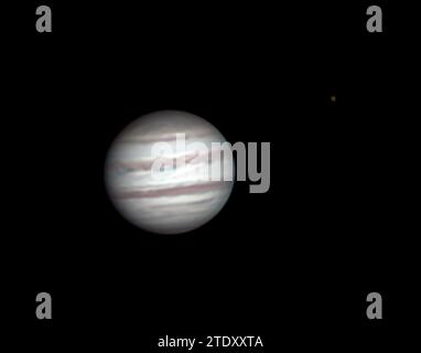 London, Großbritannien. Dezember 2023. Der größte Mond des Jupiters, Ganymede, kann durch ein Teleskop über London gesehen werden, das den Riesenplaneten bei klarem Himmel umkreist. Kredit: Malcolm Park/Alamy Stockfoto