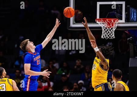 19. Dezember 2023: Florida Gators Forward Alex Condon (21) schießt auf Michigan Wolverines Forward Tarris Reed Jr. (32) während der zweiten Hälfte des Jumpman Invitational 2023 im Spectrum Center in Charlotte, NC. (Scott Kinser/CSM) Stockfoto