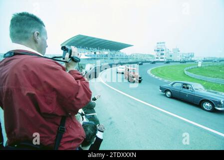 Oldtimer Record Versuch, Zandvoort, Zandvoort, 10. 05. 2002, Whizgle News from the Past, Tailored for the Future. Erkunden Sie historische Geschichten, das Image der niederländischen Agentur aus einer modernen Perspektive, die die Lücke zwischen den Ereignissen von gestern und den Erkenntnissen von morgen überbrückt. Eine zeitlose Reise, die die Geschichten prägt, die unsere Zukunft prägen. Stockfoto