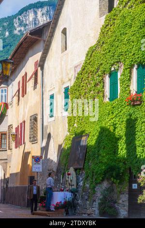 Tramin an der Weinstraße (Termeno sulla Strada del Vino): Hausaltar an der Straße draußen bei Fronleichnamsprozession in Südtirol, Trentino-Süd T Stockfoto