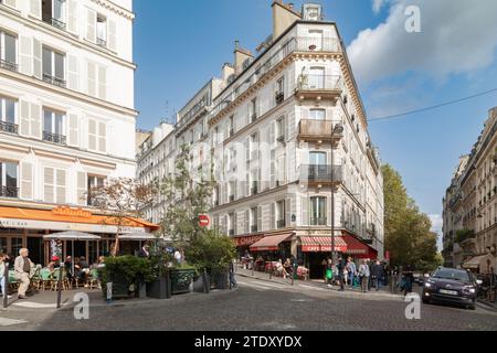 Café und Restaurants im Freien in der Rue Cappe, Paris, Frankreich Stockfoto