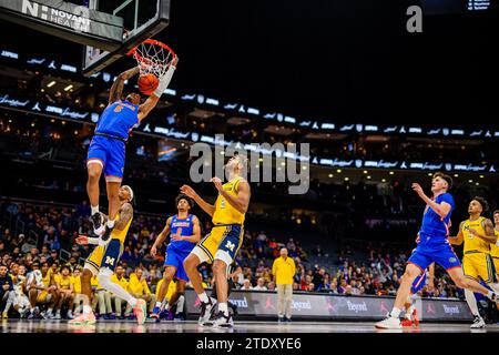 Charlotte, NC, USA. Dezember 2023. Florida Gators Guard will Richard (5) dunks gegen die Michigan Wolverines während der ersten Hälfte des Jumpman Invitational 2023 im Spectrum Center in Charlotte, NC. (Scott Kinser/CSM). Quelle: csm/Alamy Live News Stockfoto