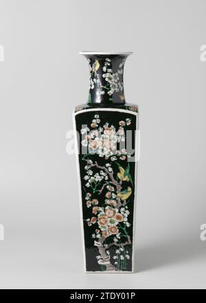 Drucker Vase, anonym, um 1700 quadratische Vase aus Porzellan mit breitem, ausbreitendem Hals, bedeckt mit schwarzer Glasur und bemalt in rot, grün, gelb, Aubergine und schwarz. Ein stehender Blumenzweig (Prunus) mit einem oder mehreren Vögeln an jeder Wand. Prunus-Äste auf den Schultern. Der Hals mit prunus-Zweigen und Vögeln am Felsen. Gehört zu BK-NM-14283. Famle Noire. Porzellan. Glasur. Quadratische Vase aus Porzellan mit breitem, spreizendem Hals, bedeckt mit einer schwarzen Glasur und bemalt in Rot, Grün, Gelb, Aubergine und Schwarz. Ein stehender Blumenzweig (Prunus) mit einem oder mehreren BI Stockfoto