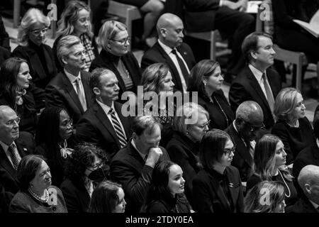 Washington, DC, USA, 19. Dezember 2023. Richter Samuel Alito, Jr., wischt sich sein Gesicht während der Beerdigung des pensionierten Associate Justice of the Supreme Court Sandra Day O’Connor in der Washington National Cathedral in Washington, DC am Dienstag, den 19. Dezember 2023. Justice O’Connor, ein gebürtiger Arizona, wurde von US-Präsident Ronald Reagan ernannt und diente als erste Frau am höchsten Gericht der nationâs, diente von 1981 bis 2006 und starb am 1. Dezember 2023 im Alter von 93 Jahren. Quelle: Stange Lamkey/CNP Stockfoto