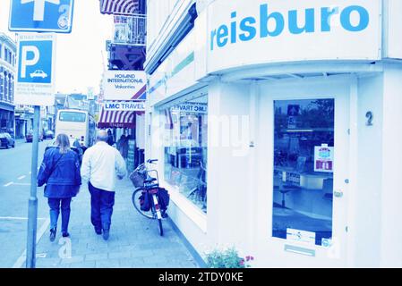 Reisebüro LMC Travel, Kruisstraat Ecke Nieuwe Gracht, Haarlem, Kruisstraat, Niederlande, 01-05-1996, Whizgle News aus der Vergangenheit, zugeschnitten auf die Zukunft. Erkunden Sie historische Geschichten, das Image der niederländischen Agentur aus einer modernen Perspektive, die die Lücke zwischen den Ereignissen von gestern und den Erkenntnissen von morgen überbrückt. Eine zeitlose Reise, die die Geschichten prägt, die unsere Zukunft prägen. Stockfoto
