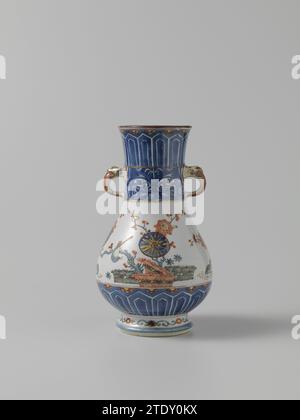 Birnenförmige Vase mit Zierrand, blühende Pflanzen, Reisig-Zäune und Vögel, anonym, ca. 1700 - ca. 1724 Birnenförmige Vase aus Porzellan mit breitem, leicht spreizendem Hals und zwei modellierten Ohren in Form von Tierköpfen. Gemalt in Unterglasurblau und auf der Glasur blau, rot, grün, gelb, schwarz und Gold. In China auf dem Bauch in Unterlagsblau mit vier Yin Yang Symbolen verziert; darunter ein blaues Band mit gespeicherten Blattmotiven und Halbblumen. Der Hals mit der gleichen Band und eine Band mit Taotie-Masken auf Servierwerk. Dekoriert in Europa am Bauch in Emailfarben mit bir Stockfoto