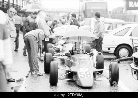 Autorennen Formel Ford 1600 Rennstrecke Zandvoort, Zandvoort, 00-09-1987, Whizgle News from the Past, maßgeschneidert für die Zukunft. Erkunden Sie historische Geschichten, das Image der niederländischen Agentur aus einer modernen Perspektive, die die Lücke zwischen den Ereignissen von gestern und den Erkenntnissen von morgen überbrückt. Eine zeitlose Reise, die die Geschichten prägt, die unsere Zukunft prägen. Stockfoto