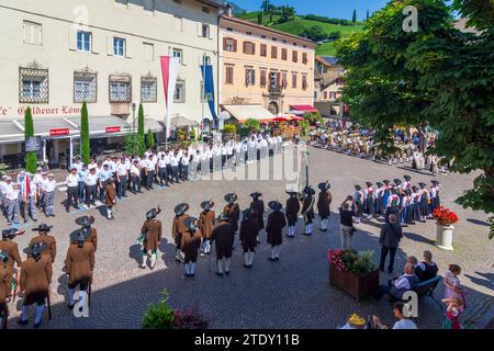 Tramin an der Weinstraße (Termeno sulla Strada del Vino): Schützenkompanie Tramin bei Fronleichnamsprozession auf dem Hauptplatz im Süden Stockfoto