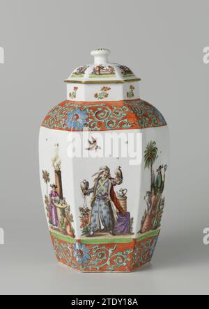 Zwei Deckelvasen, Meissener Porzellanmanufaktur, ca. 1730 - ca. 1735 Sechseckige Vase mit Deckel, aus bemaltem Porzellan. Der Deckel hat einen Knopf in Form eines Pilzes. Die Schulter und der Fuß sind mit kaki-Mönchen mit Blumen verziert. Die sechs Felder der Vase sind mit Großfiguren Höroldt-Chinoiserien oder türkischen Figuren (darunter Visir Azem mit linker Hand auf seinen Stab, ein Chinese und Vendeur de Balets Turc) verziert. Die Vase ist markiert. Float Porzellan Sechseckige Vase mit Deckel aus bemaltem Porzellan. Der Deckel hat einen Knopf in Form eines Pilzes. Die Schulter und der Fuß Stockfoto