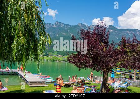 Kaltern an der Weinstraße (Kaltern Sulla Strada del Vino) : Kalterer See (Kalterer See), Strand, Bather, Berg Mendelkamm im Süden Stockfoto