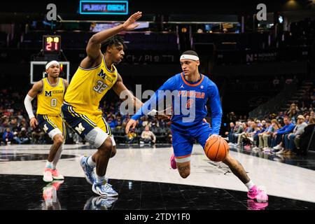 Charlotte, North Carolina, USA. Dezember 2023. Florida Gators Guard RILEY KUGEL (2) treibt den Ball in Richtung des Korbs, der von Michigan Wolverines vor TARRIS REED JR bewacht wird. (32) während der Jumpman Invitational (Credit Image: © Maxwell Vittorio/ZUMA Press Wire) NUR REDAKTIONELLE VERWENDUNG! Nicht für kommerzielle ZWECKE! Stockfoto