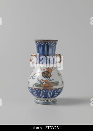 Birnenförmige Vase mit Zierrand, blühende Pflanzen, Reisig-Zäune und Vögel, anonym, ca. 1700 - ca. 1724 Birnenförmige Vase aus Porzellan mit breitem, leicht spreizendem Hals und zwei modellierten Ohren in Form von Tierköpfen. Gemalt in Unterglasurblau und auf der Glasur blau, rot, grün, gelb, schwarz und Gold. In China auf dem Bauch in Unterlagsblau mit vier Yin Yang Symbolen verziert; darunter ein blaues Band mit gespeicherten Blattmotiven und Halbblumen. Der Hals mit der gleichen Band und eine Band mit Taotie-Masken auf Servierwerk. Dekoriert in Europa am Bauch in Emailfarben mit bir Stockfoto