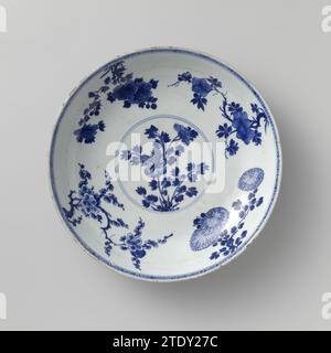 Untertasse mit Puderblau, Blumensprays, verheißungsvollen Symbolen und wertvollen Gegenständen, anonym, ca. 1700 - ca. 1724 Untertasse aus Porzellan mit runder Wand, in Unterglasurblau mit blauem Poudré bemalt. Auf der Wohnung ein Medaillon mit Peonenzweig; an der Wand prunus, Chrysantheme, Pfingstrose und Kameliatak; der Rand mit geometrischem Motiv; die Rückseite ist mit blauem Poudré (puderblau) mit gegriffenen Glückssymbolen (Schirm, Schale), Wertsachen (artemisia-Blatt) und Antiquitäten (Rolle) bedeckt. Auf der Unterseite mit der sechsstelligen Marke von Keizer Chenghua gekennzeichnet. Sechs Chips in der Kante. Bleu Poudré mit blau und weiß Stockfoto