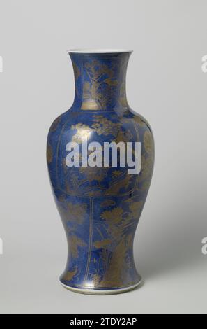 Balustervase mit puderblauem und blühenden Pflanzen und Tieren in Tafeldekoration, anonym, ca. 1700 - ca. 1724 Balusförmige Vase mit langem, spreizendem Hals, in Unterlaze blau und Gold auf der Glasur gemalt. Die Vase ist mit blauem Poudré (puderblau) bedeckt und mit drei Reihen von Abteilen verziert: Die untere Reihe hat in jedem Abschnitt eine andere blühende Pflanze oder einen Baum mit einem Felsen mit Insekten; die zweite Reihe umfasst auch vier verschiedene Blütenpflanzen (Lotus, Chrysantheme, prunus, Pfingstrose) mit Vögeln und/oder Schmetterlingen. Um den Hals vier Fächer mit verschiedenen Blumenbereichen und b Stockfoto