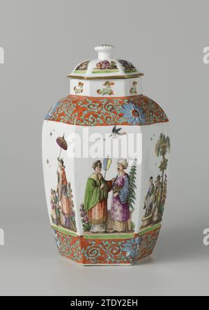 Zwei Deckelvasen, Meissener Porzellanmanufaktur, ca. 1730 - ca. 1735 Sechseckige Vase mit Deckel, aus bemaltem Porzellan. Der Deckel hat einen Knopf in Form eines Pilzes. Die Schulter und der Fuß sind mit kaki-Mönchen mit Blumen verziert. Die sechs Felder der Vase sind mit Großfiguren Höroldt-Chinoiserien oder türkischen Figuren verziert (darunter zwei Männer, einer mit einem Schwert, der andere mit einem Bogen- und Pfeilkocher und ein Chinesisch mit einer Sonnencreme mit zwei Figuren für sich. Die Vase wird bemerkt. Float Porzellan Sechseckige Vase mit Deckel aus bemaltem Porzellan. Der Deckel hat einen Knopf in der Schublade Stockfoto