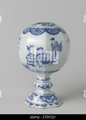Dekorationsobjekt, de Metaale Pot (zugeschrieben), ca. 1680 - ca. 1690 Dekorationsobjekt aus Tongeschirr, blau auf weißem Tinglaze gemalt mit Chinoiserien im Stil von chinesischem Übergangsproporzellan. Ornamente oben und am Fuß. Delft . Dekorationsobjekt aus Steingut, blau auf weißem Tinglaze gemalt mit Chinoiserien im Stil von chinesischem Übergangsproporzellan. Ornamente oben und am Fuß. Delft . Stockfoto