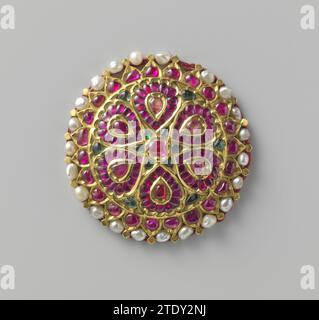 Paar Ohrringe und zwei Haarschmuck, anonym, ca. 1750 Haarschmuck (Sisphul) aus Gold in Form einer Rosette. Eingelegt mit roten und grünen Steinen und Diamantsplittern, gesäumt von einer Perlenkante. Suratgold (Metall). Diamant (Mineral). perlenhaarschmuck (Sisphul) aus Gold in Form einer Rosette. Eingelegt mit roten und grünen Steinen und Diamantsplittern, gesäumt von einer Perlenkante. Suratgold (Metall). Diamant (Mineral). Perle Stockfoto