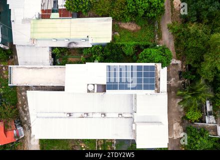 Sonnenkollektoren im Privathaus installiert, Blick auf die Drohne. Stockfoto