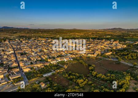 Aus der Vogelperspektive auf die Stadt Petra und Felder und die ländliche Umgebung bei Sonnenuntergang im Frühling (Mallorca, Balearen, Spanien) Stockfoto