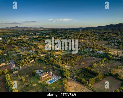 Aus der Vogelperspektive auf die Stadt Petra und Felder und die ländliche Umgebung bei Sonnenuntergang im Frühling (Mallorca, Balearen, Spanien) Stockfoto