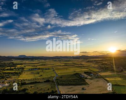 Aus der Vogelperspektive auf die Stadt Petra und Felder und die ländliche Umgebung bei Sonnenuntergang im Frühling (Mallorca, Balearen, Spanien) Stockfoto