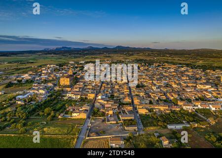 Aus der Vogelperspektive auf die Stadt Petra und Felder und die ländliche Umgebung bei Sonnenuntergang im Frühling (Mallorca, Balearen, Spanien) Stockfoto