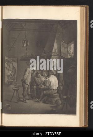 Innenraum eines gasthauses, William Baillie, nach David Teniers (II), 1753 - 1810 Innenraum eines gasthauses mit Männern, die auf halben Tonnen an einem Tisch sitzen. Sie spielen Karten. Zwei Pfeifenraucher beobachten. Rechts sieht eine Frau durch ein Fenster hinein. Der Ausdruck ist Teil eines Albums. Papierinnenraum eines gasthauses mit Männern, die auf halben Tonnen an einem Tisch sitzen. Sie spielen Karten. Zwei Pfeifenraucher beobachten. Rechts sieht eine Frau durch ein Fenster hinein. Der Ausdruck ist Teil eines Albums. Papier Stockfoto