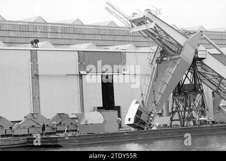 Figee-Kran auf Boot, 24. 10. 1993, Whizgle News aus der Vergangenheit, zugeschnitten auf die Zukunft. Erkunden Sie historische Geschichten, das Image der niederländischen Agentur aus einer modernen Perspektive, die die Lücke zwischen den Ereignissen von gestern und den Erkenntnissen von morgen überbrückt. Eine zeitlose Reise, die die Geschichten prägt, die unsere Zukunft prägen. Stockfoto