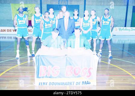 Zwei Herren unterzeichnen den Vertrag für den Basketballclub Big Boss, 23.-09-1994, Whizgle News aus der Vergangenheit, zugeschnitten auf die Zukunft. Erkunden Sie historische Geschichten, das Image der niederländischen Agentur aus einer modernen Perspektive, die die Lücke zwischen den Ereignissen von gestern und den Erkenntnissen von morgen überbrückt. Eine zeitlose Reise, die die Geschichten prägt, die unsere Zukunft prägen. Stockfoto