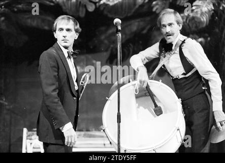 Performance von Mini und Maxi Karel de Rooij und Peter de Jong) Lido Amsterdam, Amsterdam, Niederlande, 10-07-1981, Whizgle News from the Past, Tailored for the Future. Erkunden Sie historische Geschichten, das Image der niederländischen Agentur aus einer modernen Perspektive, die die Lücke zwischen den Ereignissen von gestern und den Erkenntnissen von morgen überbrückt. Eine zeitlose Reise, die die Geschichten prägt, die unsere Zukunft prägen. Stockfoto