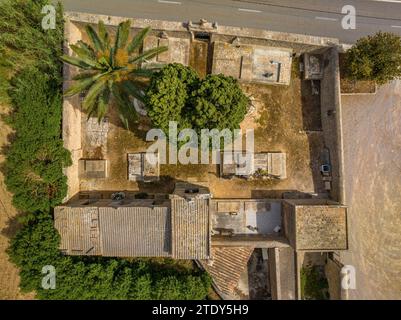 Luftaufnahme der Stadt Randa und der Felder und der ländlichen Umgebung an einem Frühlingnachmittag (Mallorca, Balearen, Spanien) Stockfoto
