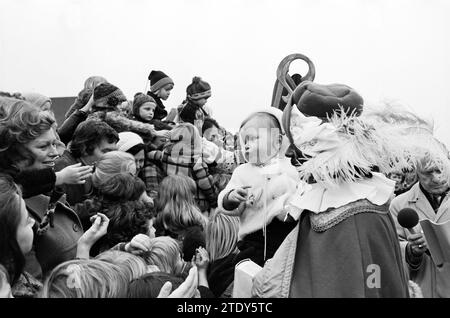 St. Nikolaus in IJmuiden - Heemskerk - Velsen-Noord, St. Nicholas, Sinterklaas, 23. 11. 1974, Whizgle News aus der Vergangenheit, zugeschnitten auf die Zukunft. Erkunden Sie historische Geschichten, das Image der niederländischen Agentur aus einer modernen Perspektive, die die Lücke zwischen den Ereignissen von gestern und den Erkenntnissen von morgen überbrückt. Eine zeitlose Reise, die die Geschichten prägt, die unsere Zukunft prägen. Stockfoto