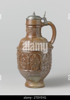 Krug mit Darstellung der Kurfürsten, anonym, ca. 1602 - ca. 1610 Krug Steinzeug auf hohem Fuß mit zylindrischem Körper, runder Schulter und breitem Hals. Profile an Hals, Körper und Fuß. Bedeckt mit einer braunen Engobe. Auf dem Bauch im Relief ein bedruckter und verlegter Verbund mit Bögen. Unter jedem Bogen ist ein Kurfürst mit seiner jeweiligen Waffe abgebildet (die Erzbischöfe von Trier, Keulen und Mainz, der König von Böhmen, die Markgraaf von Brandenburg, Palzgraaf und der Herzog von Sachsen), mit seinem Titel im Bogen. Im Feld ganz links das Datum „1602“. Der untere Teil des Abdomens verläuft schräg zu t Stockfoto