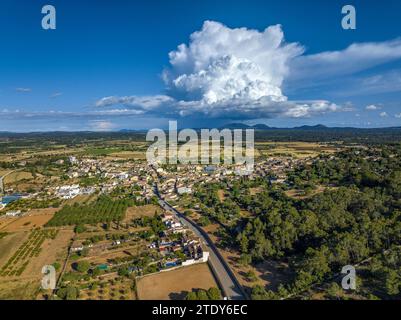 Luftaufnahme der Stadt Santa Eugènia und ihrer umliegenden Felder mit einer Sturmwolke im Hintergrund (Mallorca, Balearen, Spanien) Stockfoto