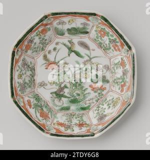 Achteckige Untertasse mit hellbraunem, Tier- und Blumenspray, anonym, um 1700 - ca. 1724 achteckige Porzellanschale, teilweise mit Café-au-lait bedeckt, in Unterglasurblau bemalt und auf der Glasur rot, grün, gelb, Aubergine und schwarz. Auf der Wohnung zwei Hasen und zwei Vögel mit einem Felsen mit blühenden Pflanzen; die Wand mit Blumenzweigen und Schmetterlingen in einer professionellen Dekoration; der Rand mit Zickzackarbeit durchsetzt mit Blumen. Die Außenseite ist mit einer Café-au-lait-farbenen Glasur mit Blumenzweigen bedeckt. Auf der Unterseite mit einem Hasen in roter E-Mail markiert. Famle Distanz mit Monoch Stockfoto