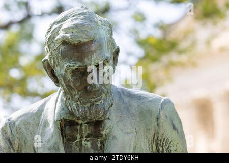 Topeka, Kansas, USA - 17. Juni 2023: Nachmittagslicht auf eine öffentliche Kupferstatue von Abraham Lincoln vor dem Kapitol von Kansas. Stockfoto