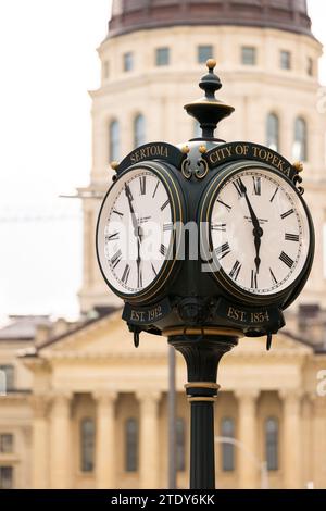 Topeka, Kansas, USA - 17. Juni 2023: Nachmittagslicht leuchtet auf einem historischen Uhrenturm in der Innenstadt von Topeka. Stockfoto