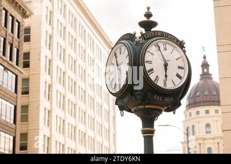 Topeka, Kansas, USA - 17. Juni 2023: Nachmittagslicht leuchtet auf einem historischen Uhrenturm in der Innenstadt von Topeka. Stockfoto