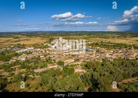 Luftaufnahme der Stadt Santa Eugènia an einem Frühlingsnachmittag (Mallorca, Balearen, Spanien) ESP: Vista aérea del Pueblo de Santa Eugènia Stockfoto