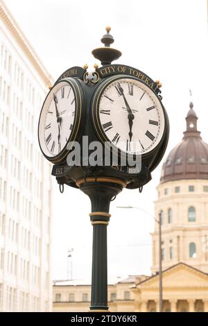 Topeka, Kansas, USA - 17. Juni 2023: Nachmittagslicht leuchtet auf einem historischen Uhrenturm in der Innenstadt von Topeka. Stockfoto