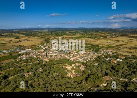 Luftaufnahme der Stadt Santa Eugènia an einem Frühlingsnachmittag (Mallorca, Balearen, Spanien) ESP: Vista aérea del Pueblo de Santa Eugènia Stockfoto