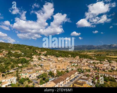 Aus der Vogelperspektive auf die Stadt Santa Eugènia. Im Hintergrund die Serra de Tramuntana (Mallorca, Balearen, Spanien) Stockfoto