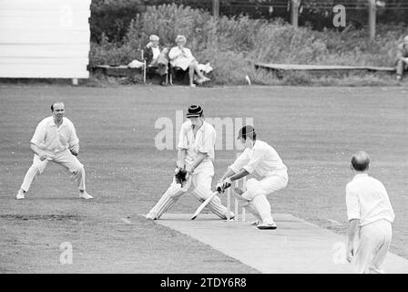 Cricket Match, Whizgle News aus der Vergangenheit, maßgeschneidert für die Zukunft. Erkunden Sie historische Geschichten, das Image der niederländischen Agentur aus einer modernen Perspektive, die die Lücke zwischen den Ereignissen von gestern und den Erkenntnissen von morgen überbrückt. Eine zeitlose Reise, die die Geschichten prägt, die unsere Zukunft prägen. Stockfoto