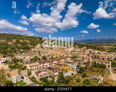 Aus der Vogelperspektive auf die Stadt Santa Eugènia. Im Hintergrund die Serra de Tramuntana (Mallorca, Balearen, Spanien) Stockfoto