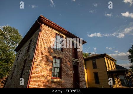 Topeka, Kansas, USA - 17. Juni 2023: Das historische Ritchie House, eine Haltestelle an der U-Bahn-Straße, die früher zum Versklav beiträgt, wird am Nachmittag beleuchtet Stockfoto